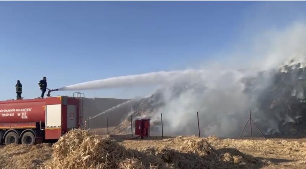 Mısır balyalarının bulunduğu tarlada çıkan yangın söndürüldü