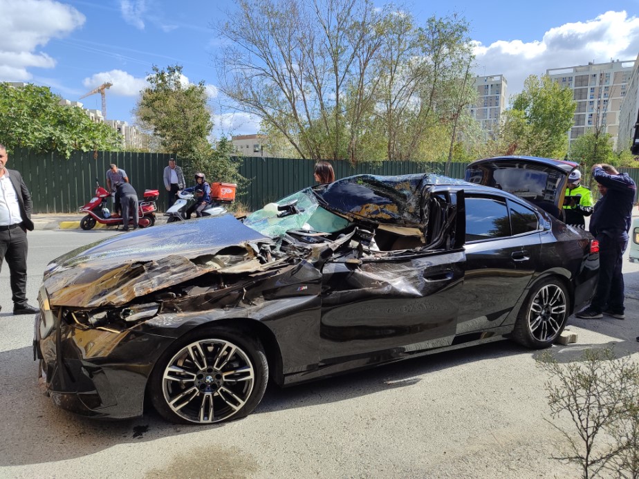 Lüks otomobil tırın altına girdi: 1 ağır yaralı