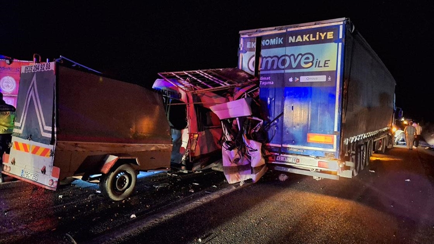 Tarım işçilerini taşıyan minibüs tıra çarptı: 3 ölü, 16 yaralı