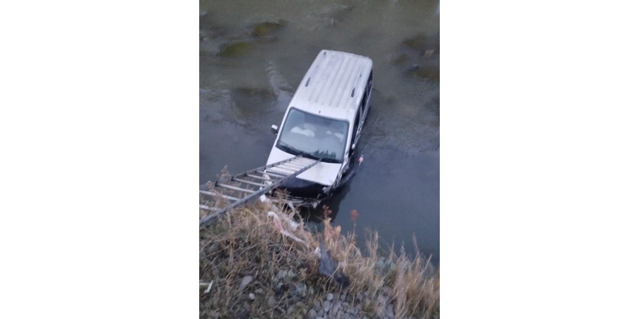 Çay'a hafif ticari araç düştü: 1 yaralı