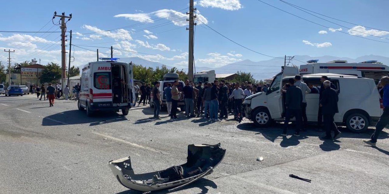 Zırhlı polis aracıyla otomobil çarpıştı: 4 yaralı