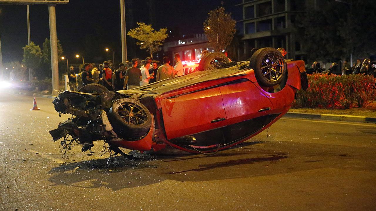 Otomobil kaldırımdaki yayalara çarpıp devrildi: 3 ölü, 3 yaralı