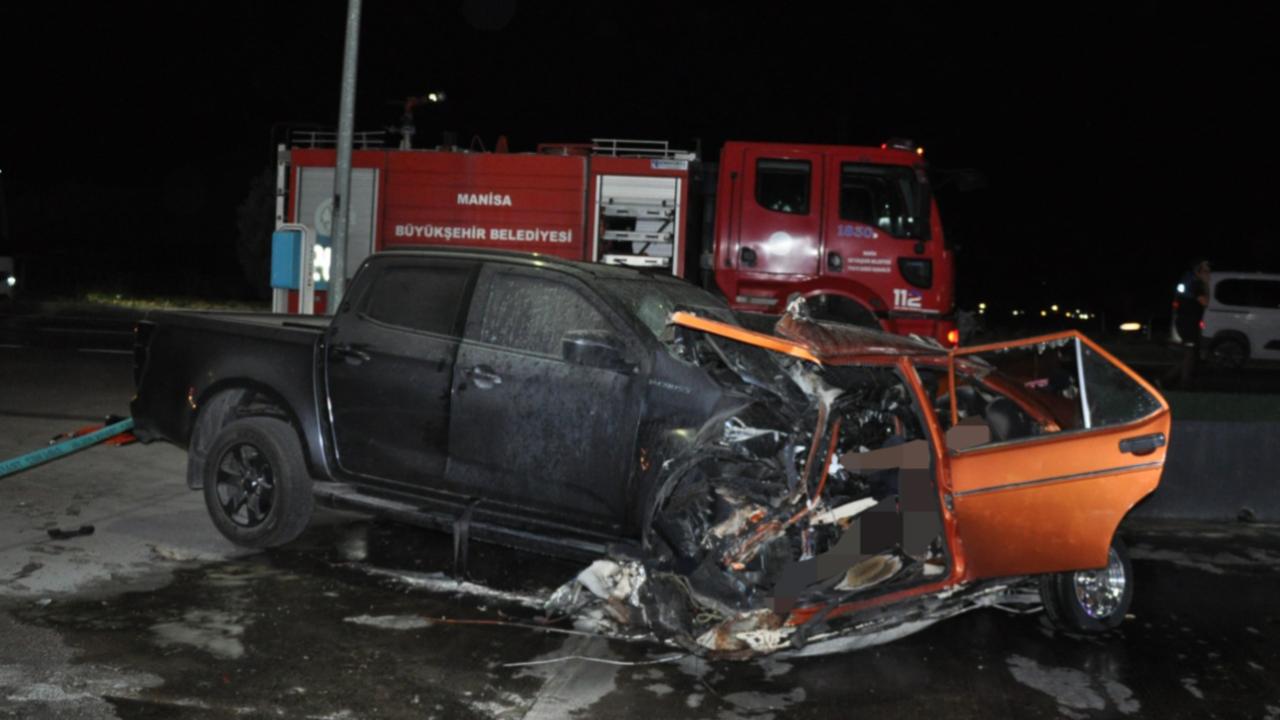 Otomobille kamyonet çarpıştı: 5 ölü, 6 yaralı