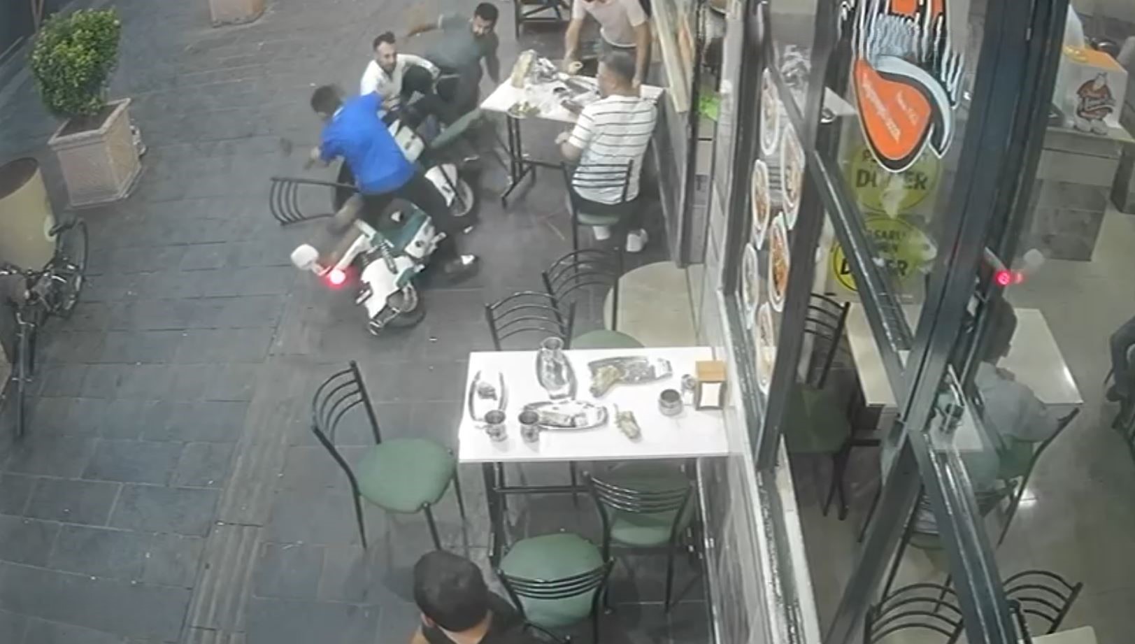 Elektrikli bisiklet yemek yiyenlerin arasına daldı