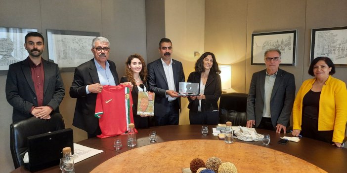 Eşbaşkan Hatun, Barcelona’da yerel yönetimlerle bir araya geldi