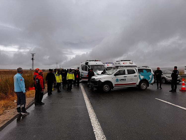 Minibüs jandarma aracına çarptı: İkisi asker üç can kaybı var