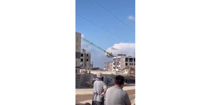 Dinamit patlamasıyla vinç bina üzerine yıkıldı