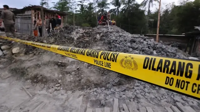 Yatılı okul çöktü: 3 ölü, 38 kişi enkaz altında