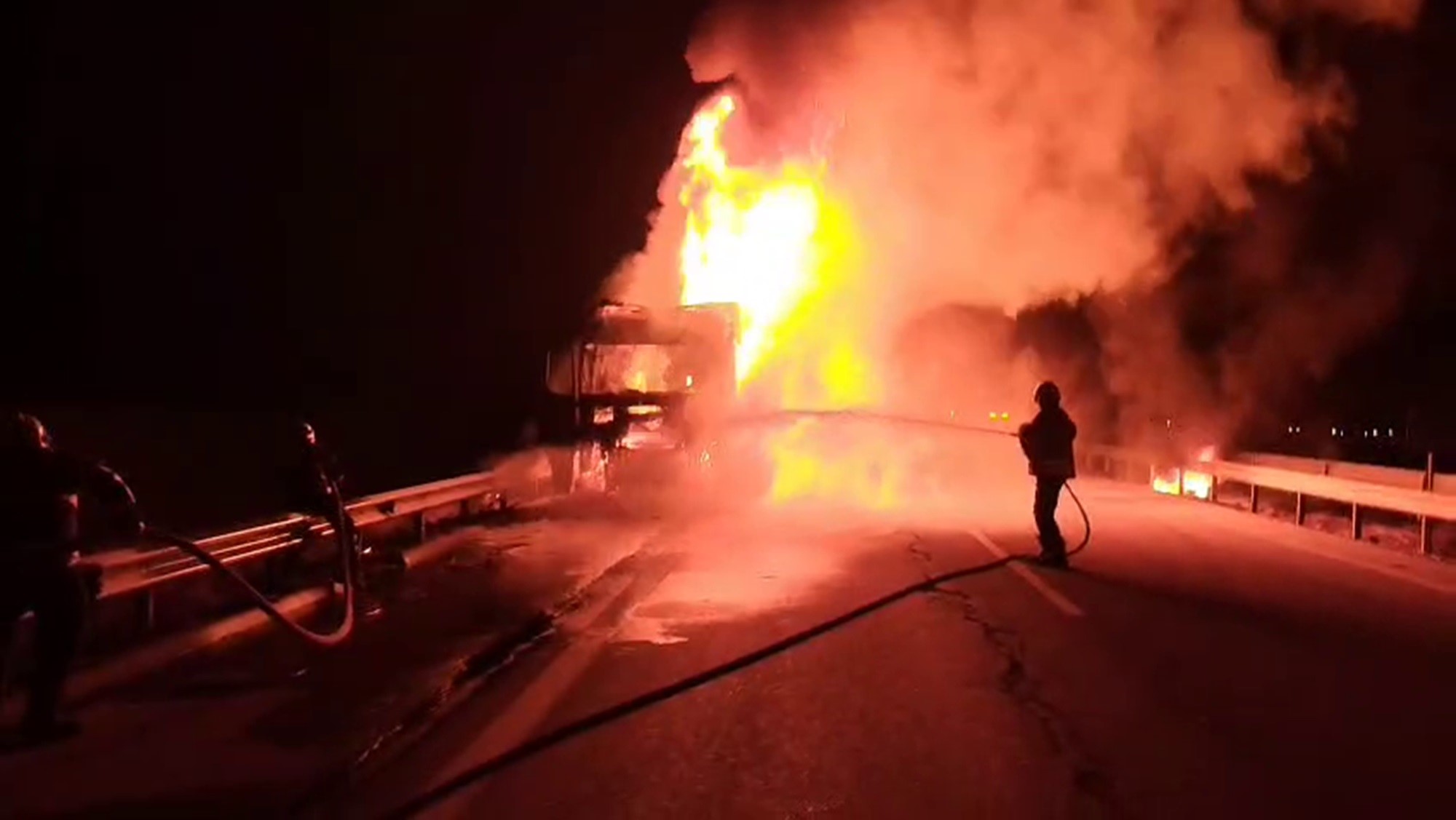 Seyir halindeki tır alev aldı