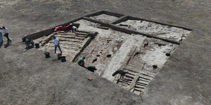 Binlerce yıl önceye ait  5 insan ayak izi gün yüzüne çıktı