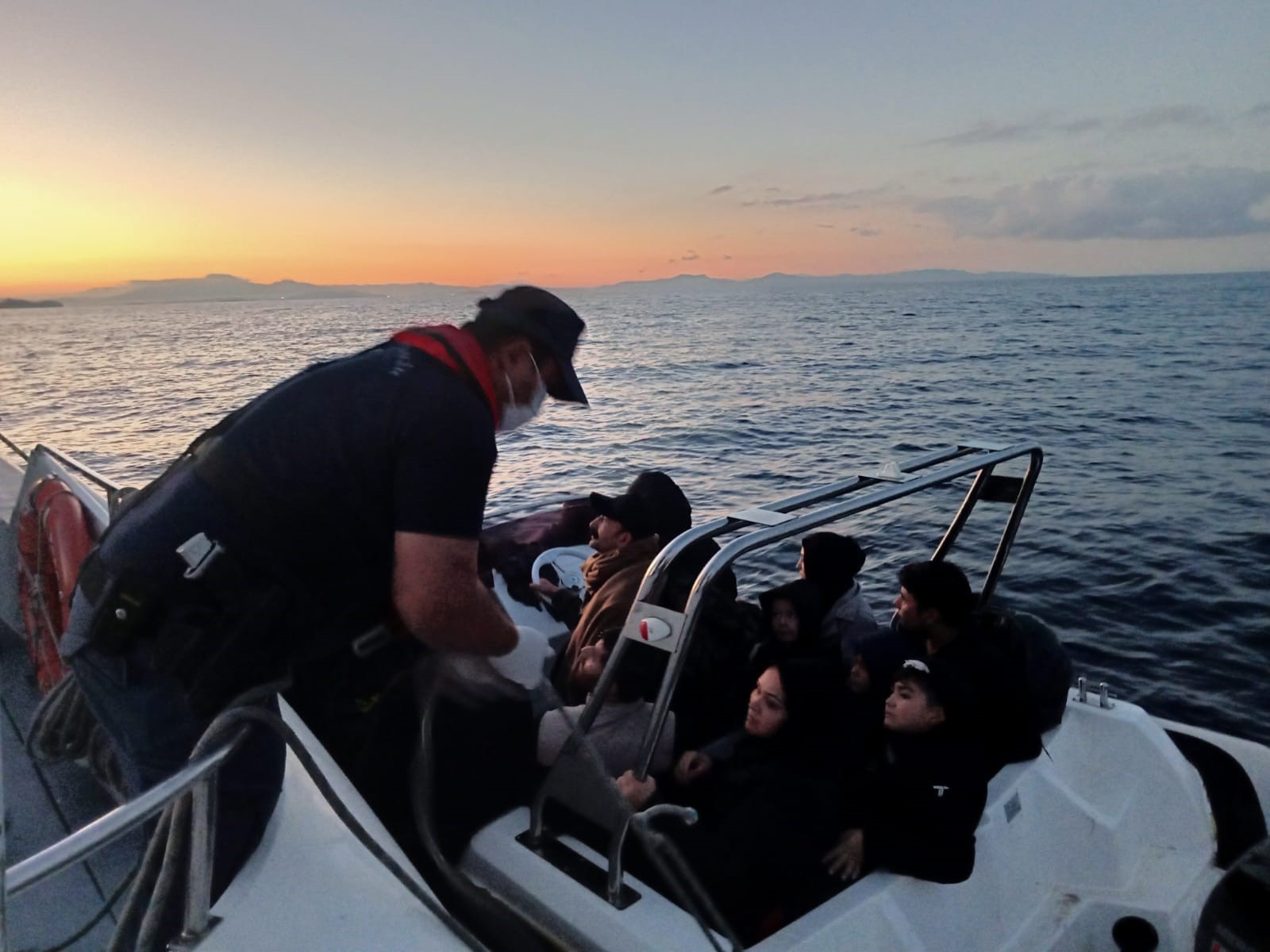 72 düzensiz göçmen yakalandı, 31 göçmen kurtarıldı