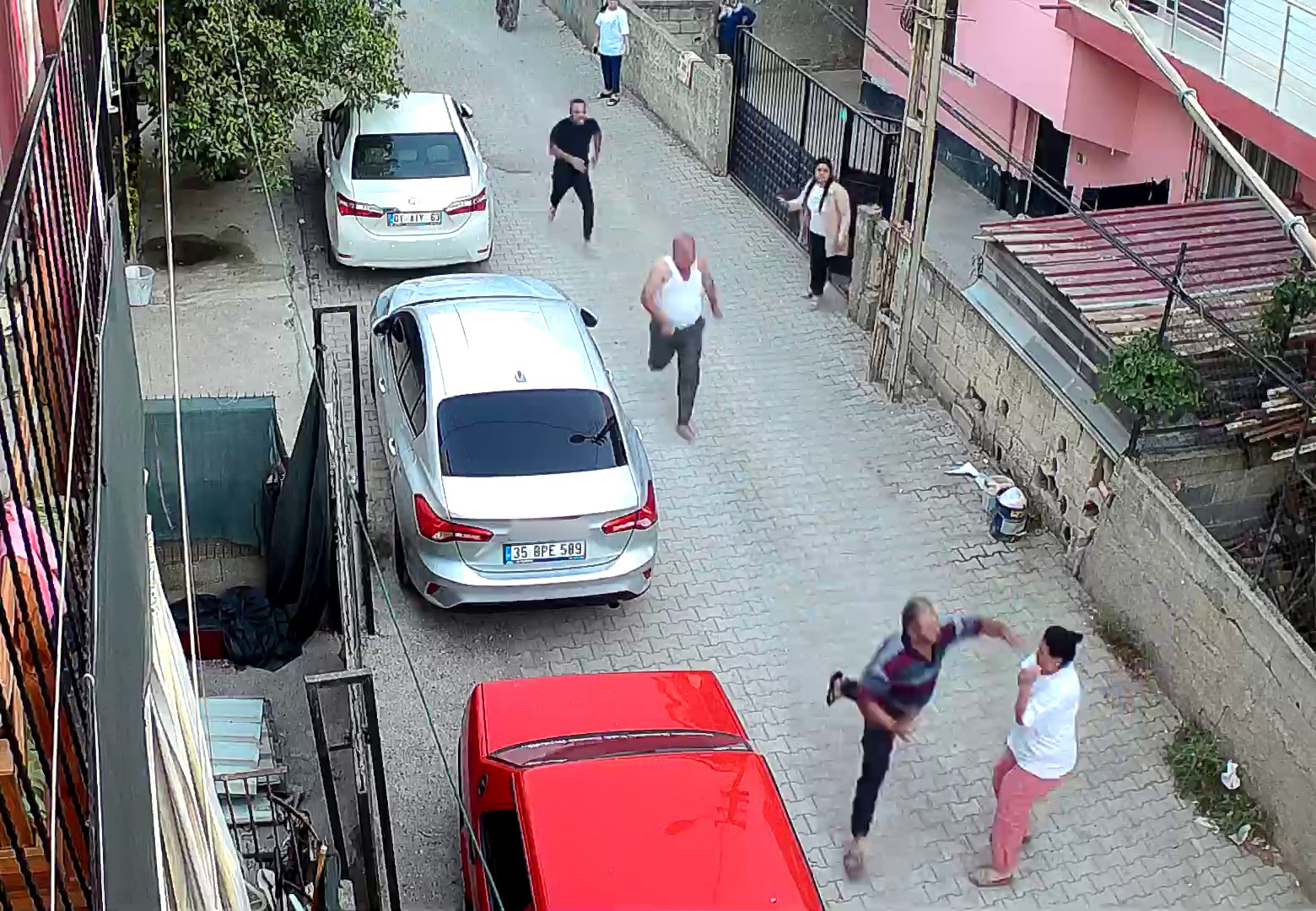 Kaçan şahsı durdurmak isteyen kadın darp edildi