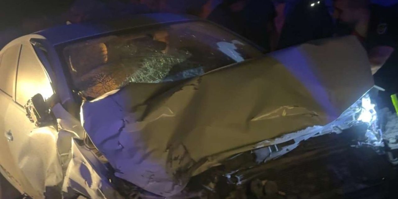 2 otomobil çarpıştı: 1 ölü, 4 yaralı