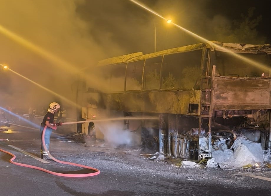 Yolcu otobüsü yanarak küle döndü