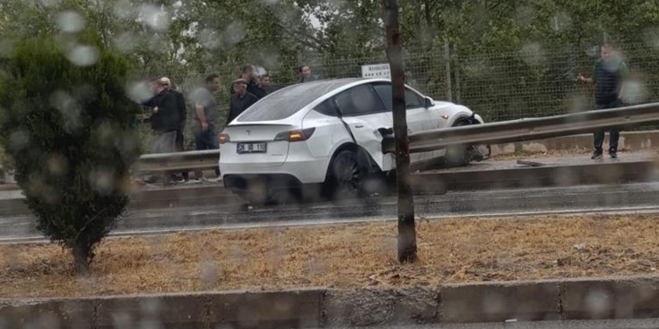 Tesla bariyere saplandı