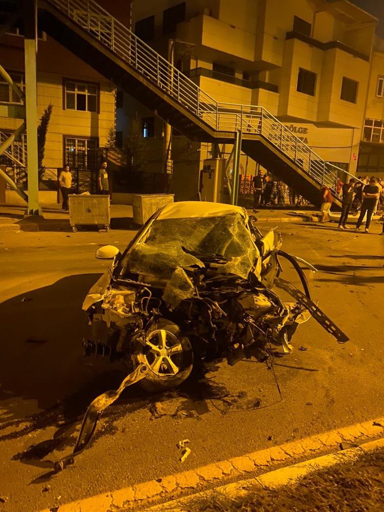 Otomobil üst geçide çarptı: 1 ölü