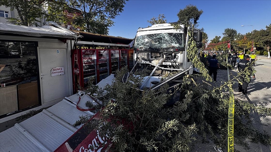 Freni arızalanan kamyon 7 konteyner iş yerine çarptı