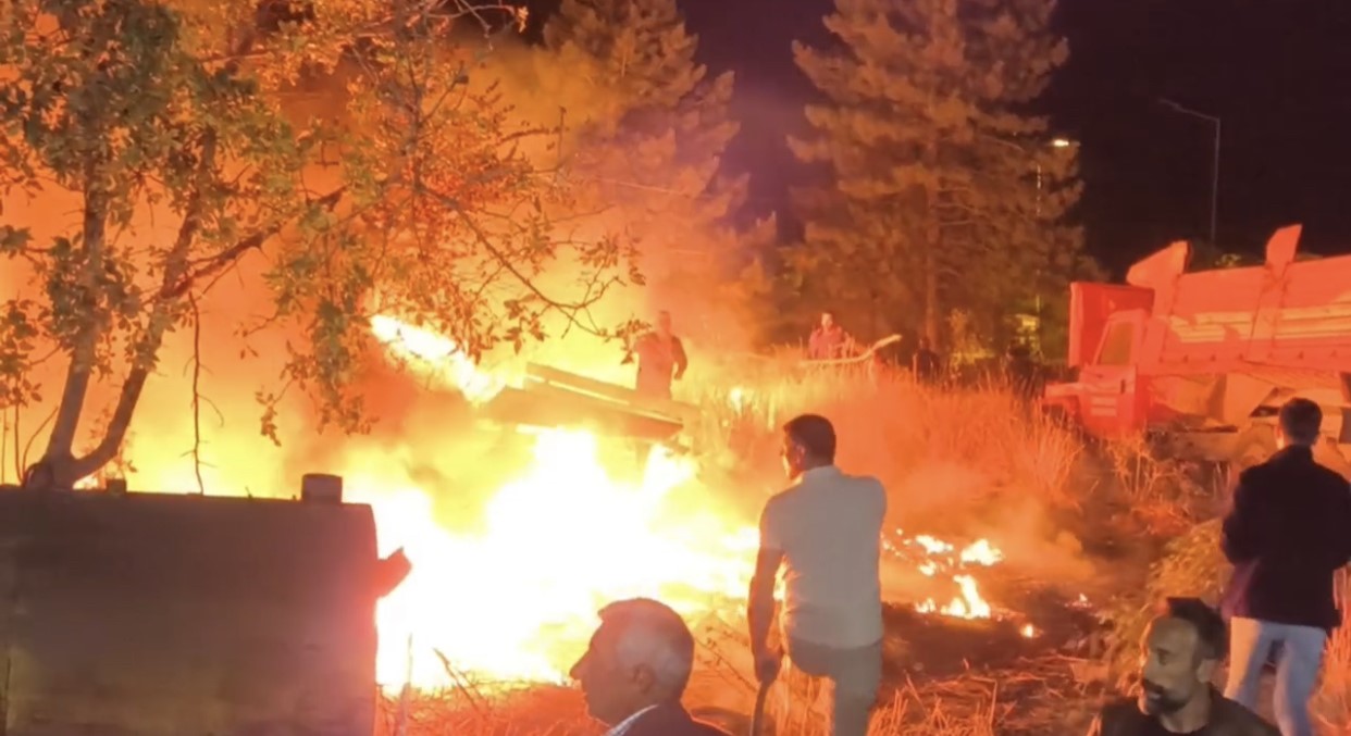 Düğün salonu yakınındaki yangın korkuttu