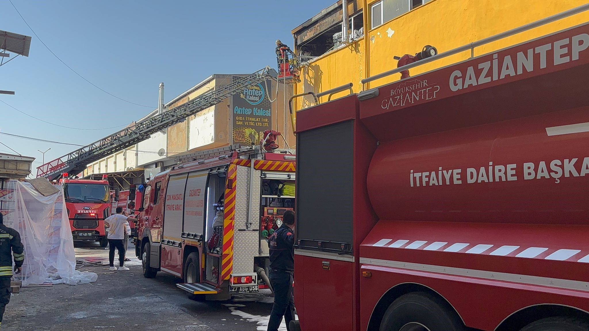 Gaziantep'te gıda işletmesindeki yangın söndürüldü