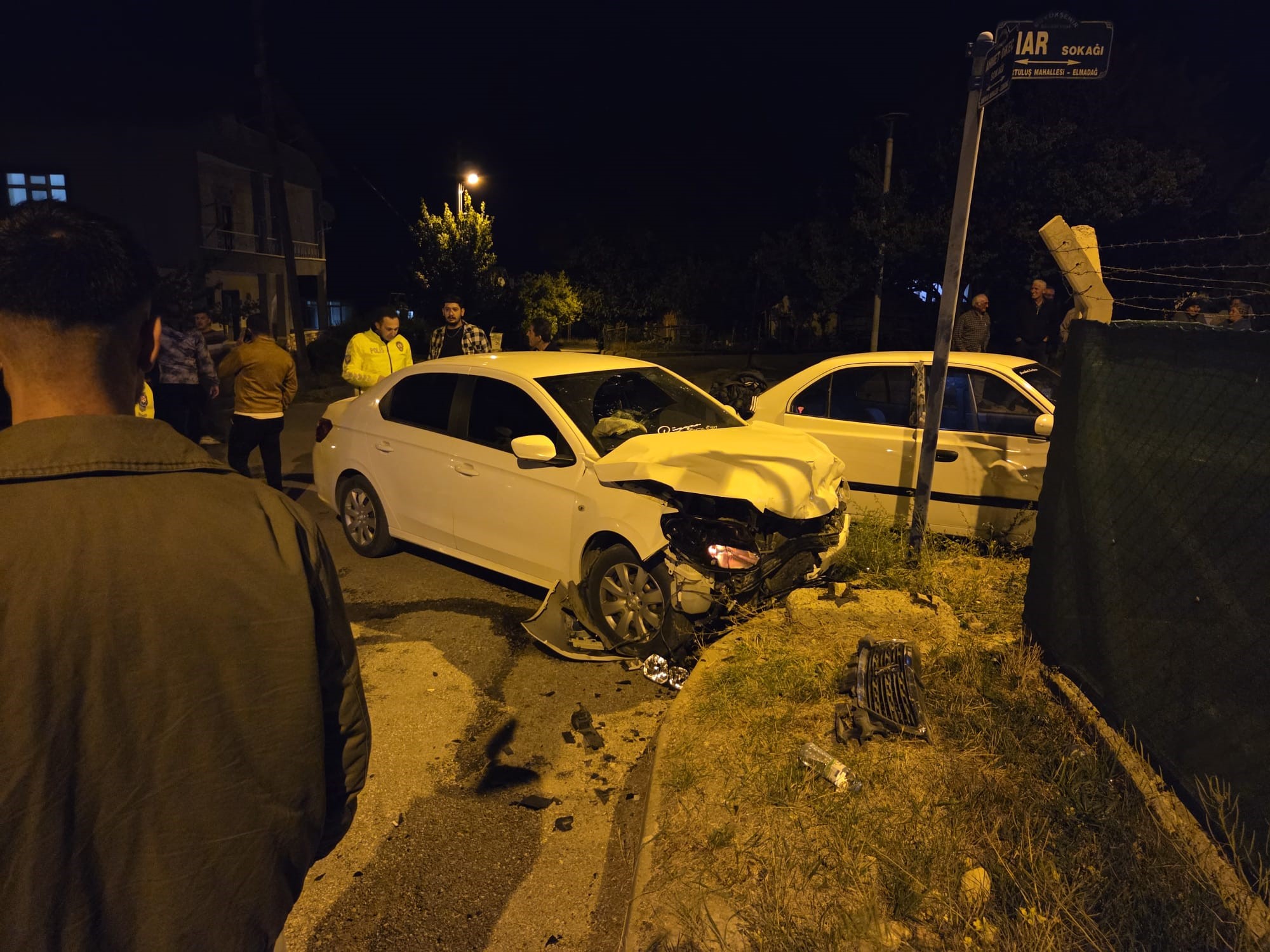 İki otomobil kafa kafaya çarpıştı: 2 yaralı