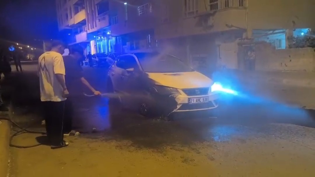 Seyir halindeki araç alev aldı