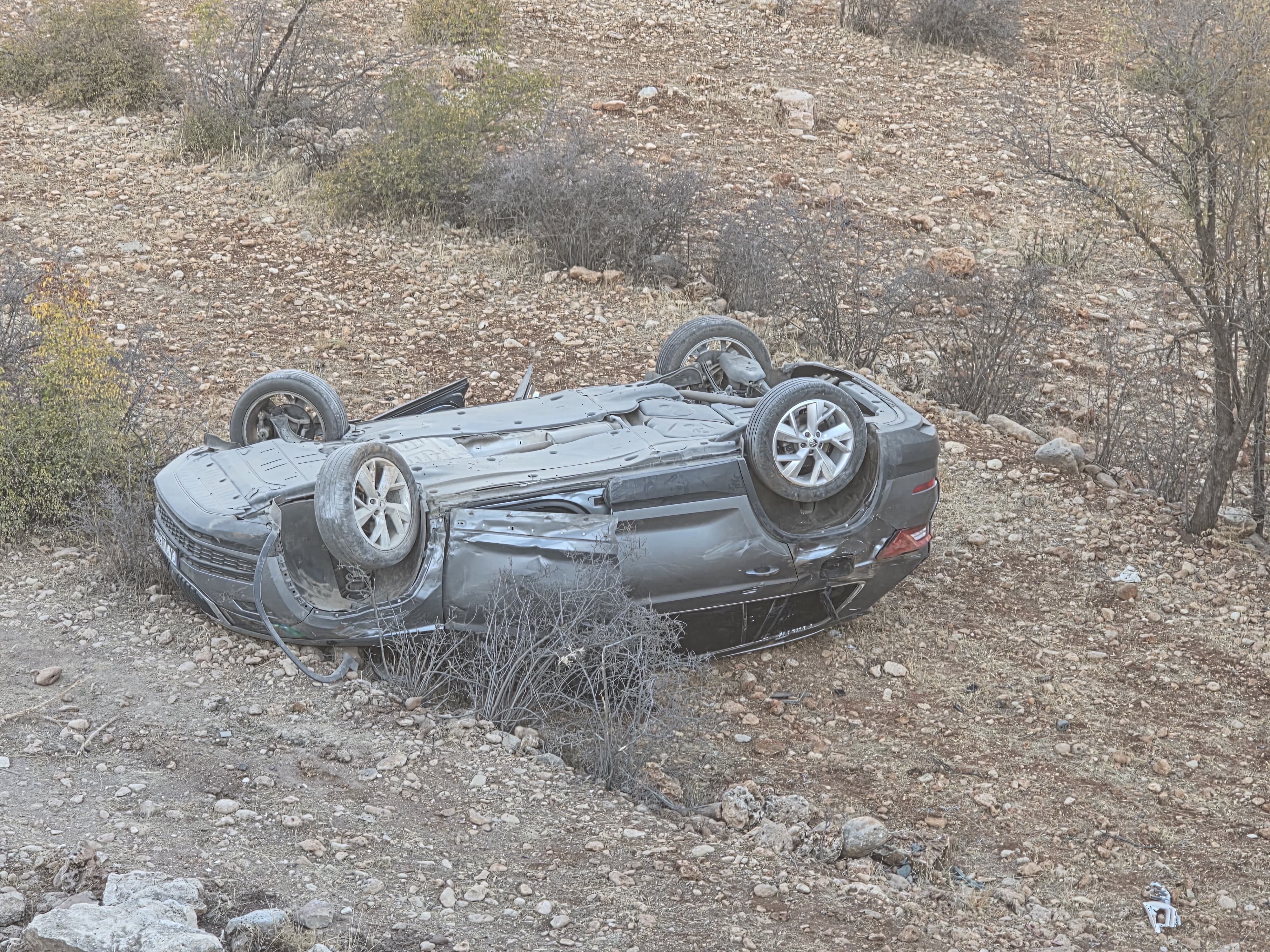Mardin’de kontrolden çıkan araç takla attı: 2 yaralı