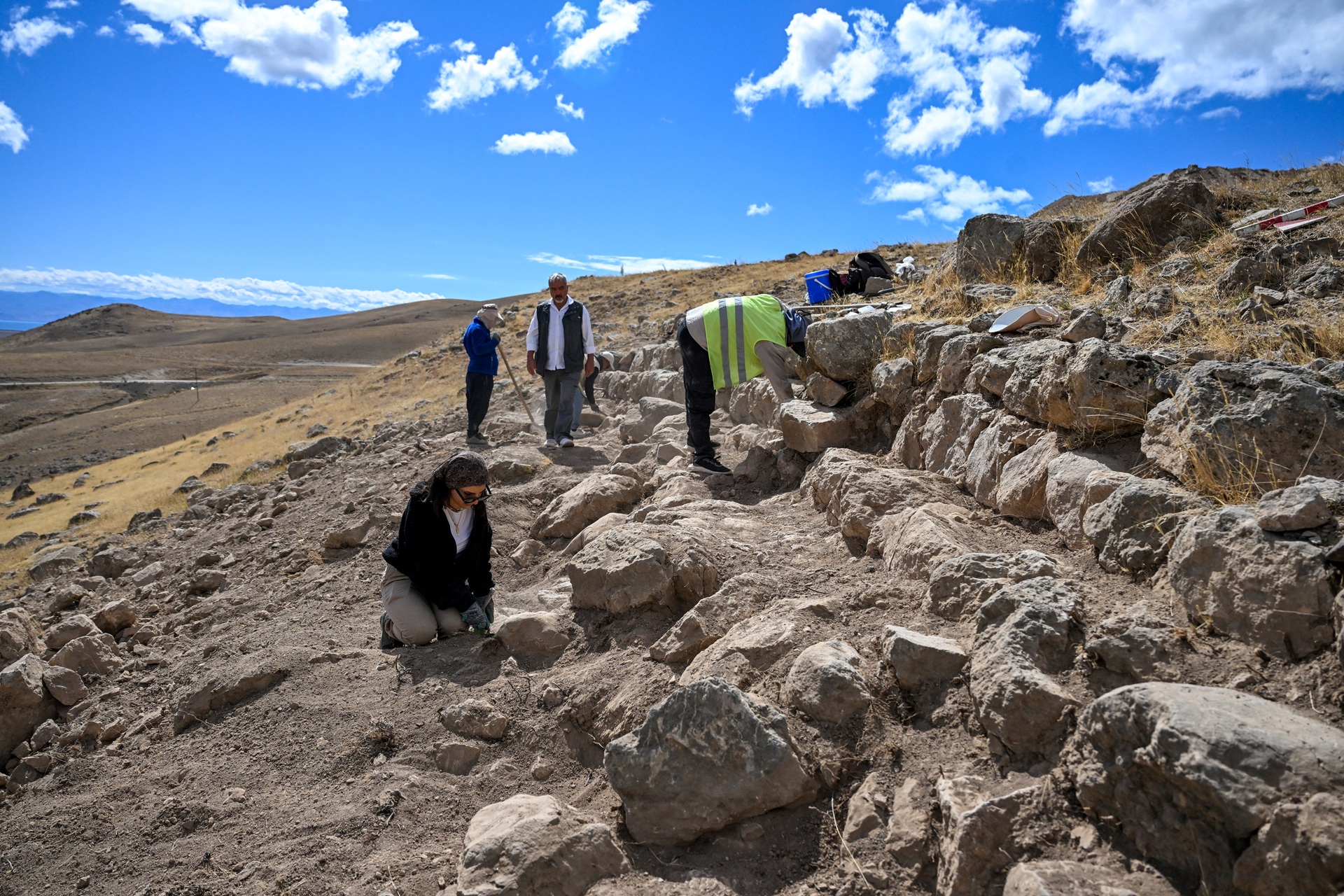 Garibin Tepe'de sur kalıntıları