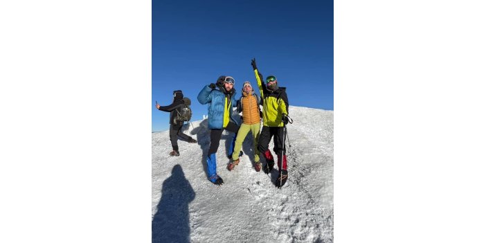 Ağrı Dağı’nda dağcılar zirveye ulaştı