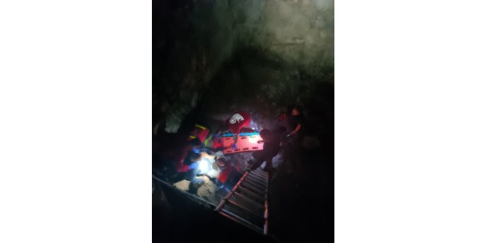 Van Kalesi'nde Alman turist mağaraya düştü