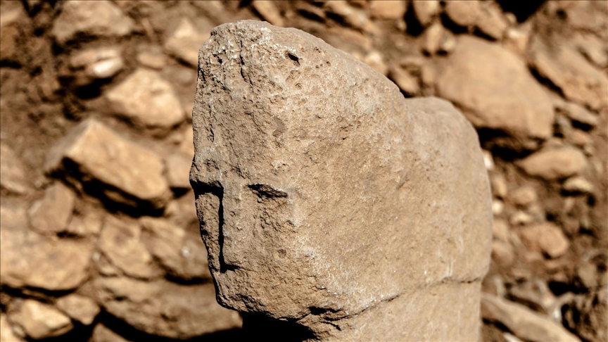 Karahantepe'de insan yüzlü T biçimli dikilitaş bulundu