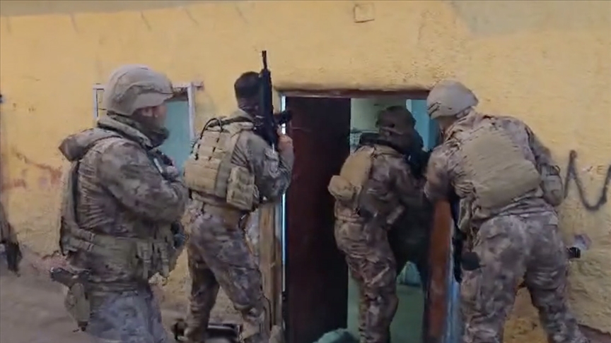 Sosyal medyada silahlı paylaşım yapan 23 şüpheli yakalandı