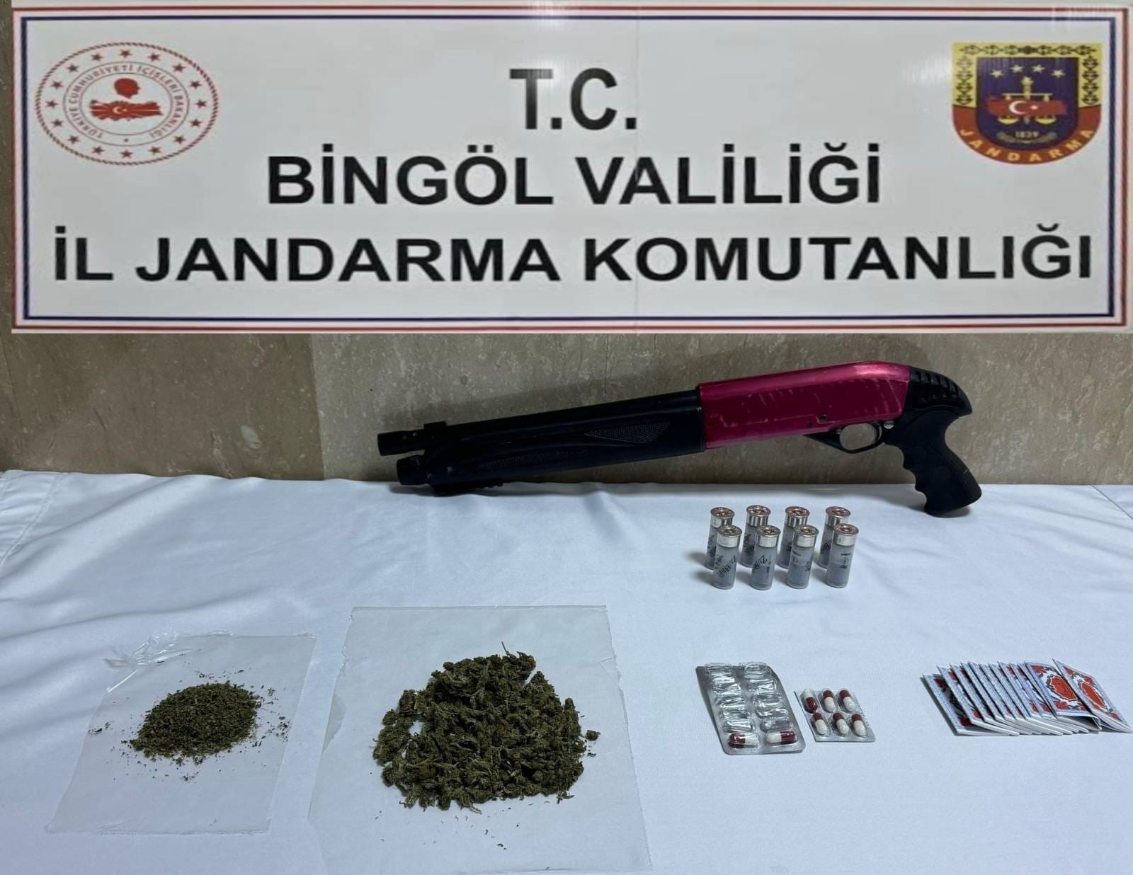 Bingöl’de uyuşturucu madde ve ruhsatsız silah ele geçirdi