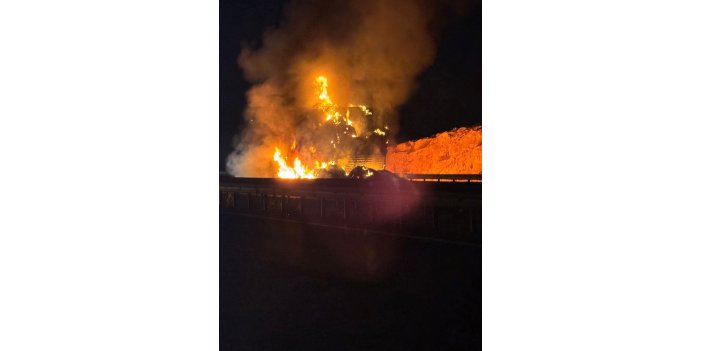 Şanlıurfa'da saman yüklü tır alev alev yandı