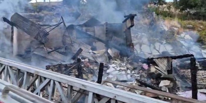 Yangın çıkan ev çöktü, iki kardeş kayıp