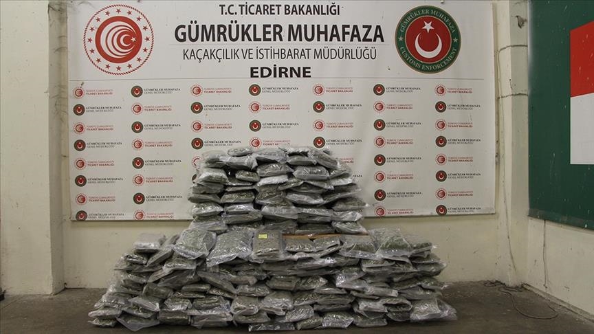 1,3 ton uyuşturucu madde ele geçirdi