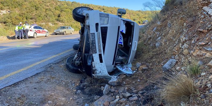 Yağış nedeniyle minibüs yoldan çıktı: 6 yaralı