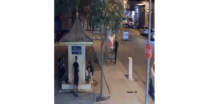 Tekmeyle otobüs durağının camını kırdı