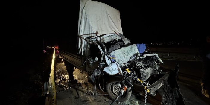 Kamyonet kamyona çarptı: 1 ölü, 1 ağır yaralı