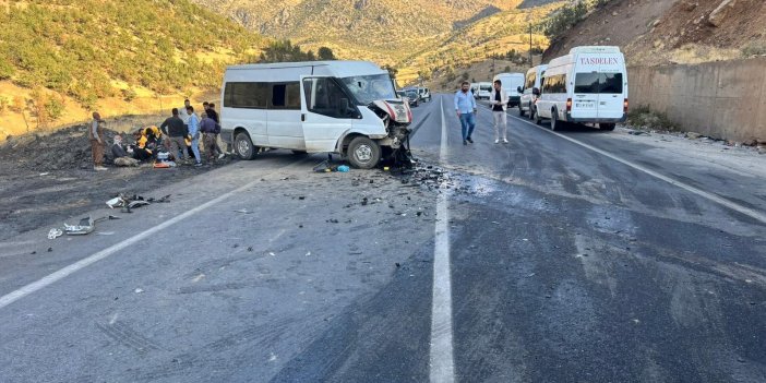 Şırnak’ta minibüs ile hafif ticari araç çarpıştı: 14 yaralı