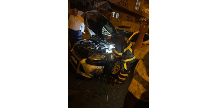 Park halindeki otomobil alev aldı