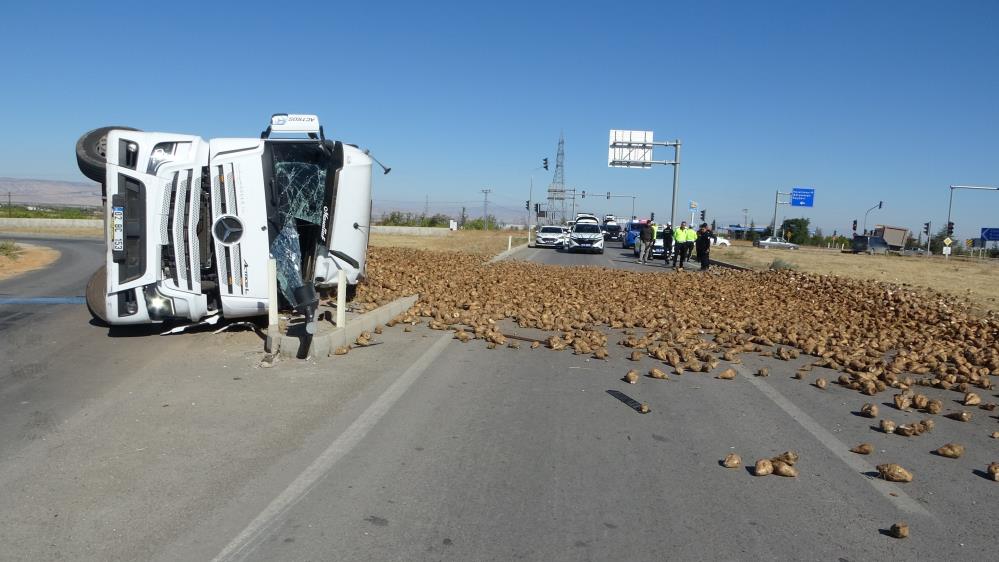 Pancar yüklü tır devrildi: 1 yaralı