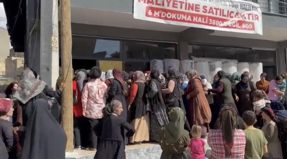 Halı mağazasında indirim izdihama neden oldu