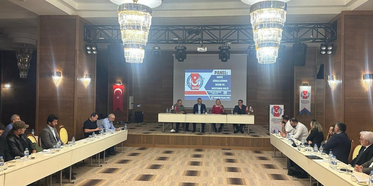 Panel ikinci oturumla sona erdi: “Bir Panzehir Olarak Barış Gazeteciliği”