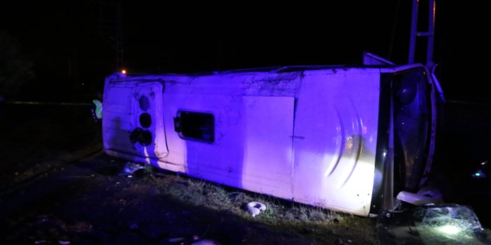 Tur midibüsü devrildi: 24 yaralı