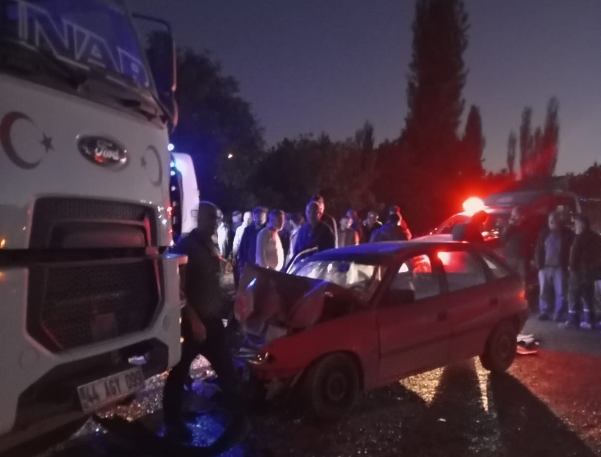 Kamyon ile otomobil çarpıştı: 1 ölü 1 yaralı