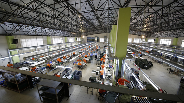 70 bin hükümlü ve tutuklu çeşitli işkollarında üretim yapıyor