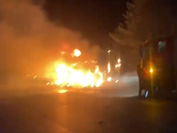 TIR dorsesi alev aldı