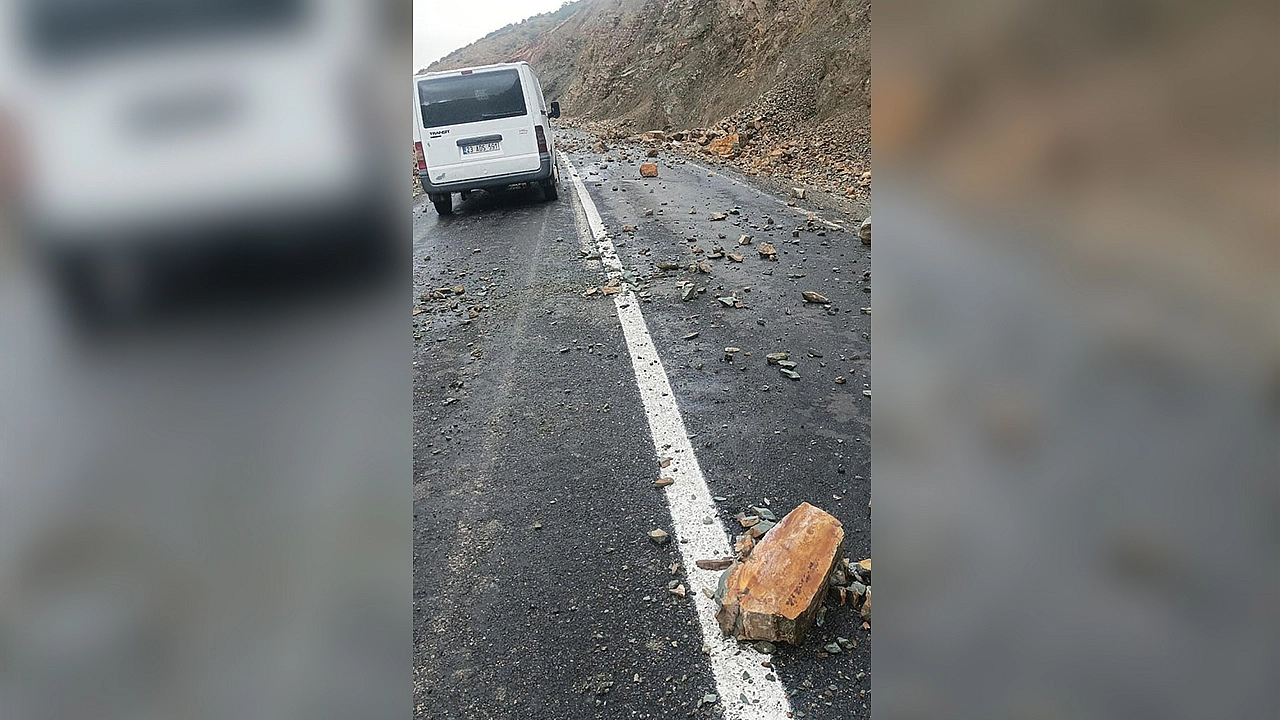 Yağış sonrası yola, taş ve kaya parçaları düştü