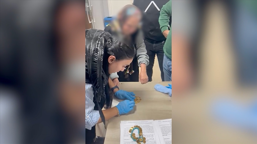 Dilencilik yapan kadının üzerinden 67 çeyrek altın çıktı