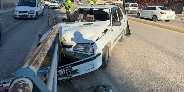 Otomobil bariyerlere saplandı: 1 yaralı